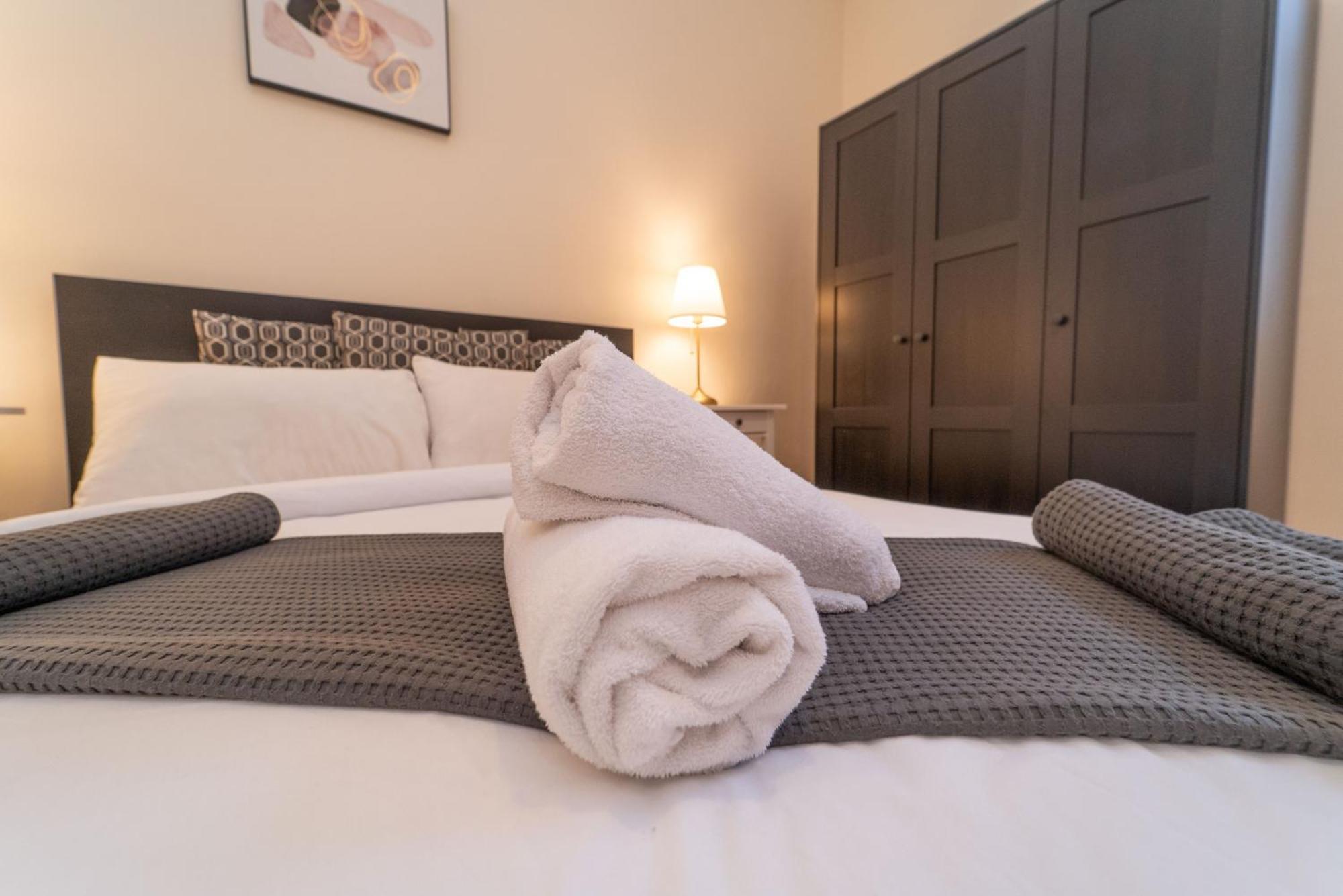 Large City Corner Apartment Edinburgh Bagian luar foto