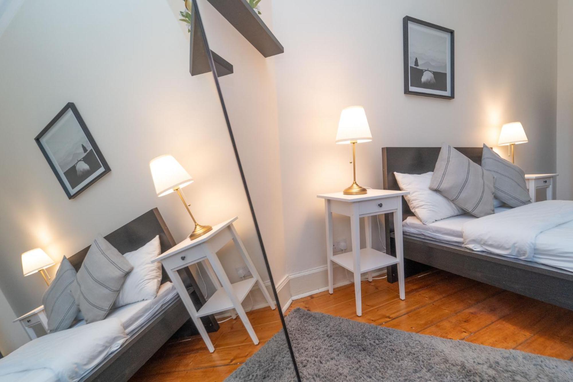 Large City Corner Apartment Edinburgh Bagian luar foto