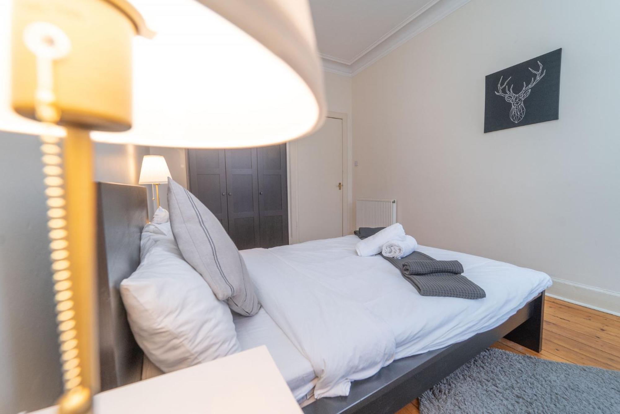Large City Corner Apartment Edinburgh Bagian luar foto