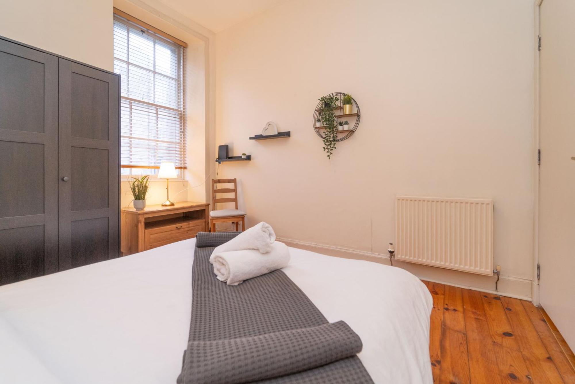 Large City Corner Apartment Edinburgh Bagian luar foto