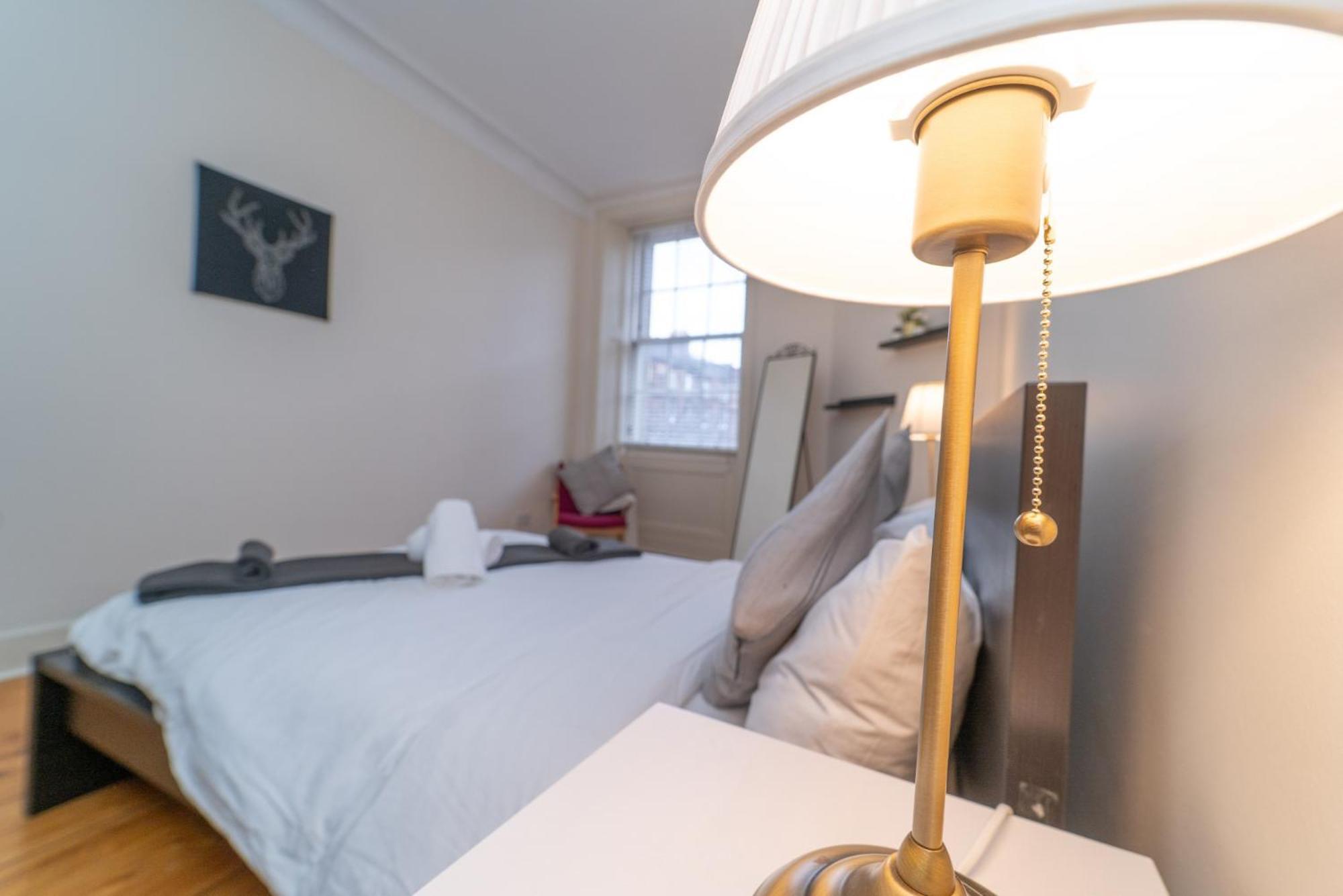 Large City Corner Apartment Edinburgh Bagian luar foto
